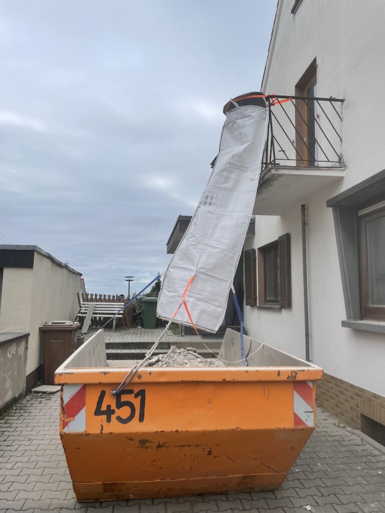 Flexible Schuttrutsche im Einsatz auf der Baustelle