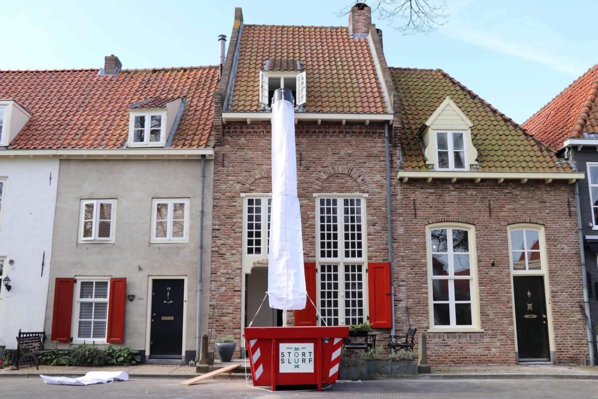 Flexible Schuttrutsche von Stortslurf® im Einsatz