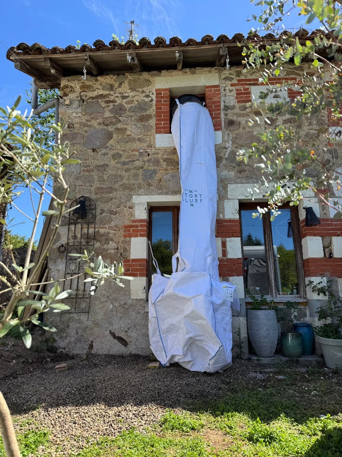 Bauschuttrutsche von Stortslurf&reg; im Einsatz bei Dachsanierung